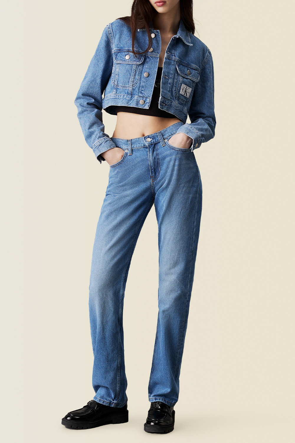 תמונת כל הלוק של ז'קט ג'ינס קרופ